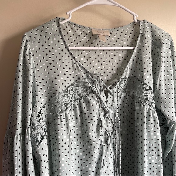 Loft Blue Patterned Lace Front 3/4 Sleeve Career Blouse - Picture 4 of 6